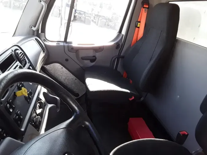 2017 FREIGHTLINER/MERCEDES M2 106