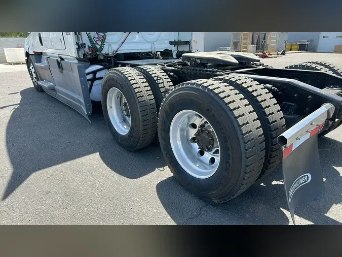 2022 Freightliner Cascadia 126