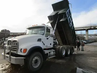 2007 MACK CV713