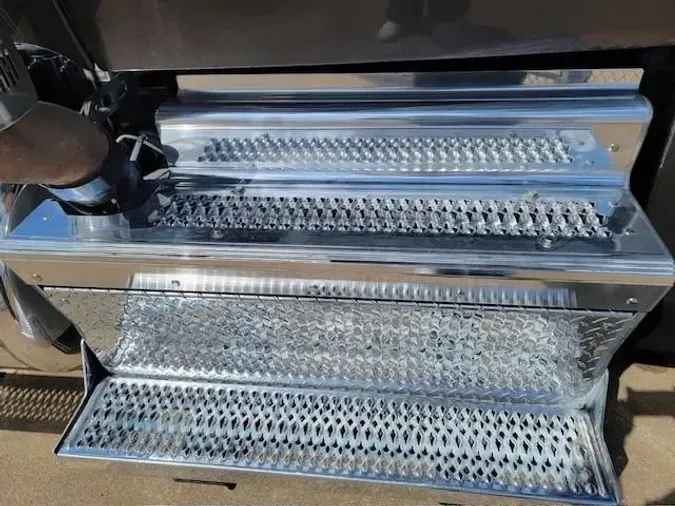 2023 Peterbilt 567