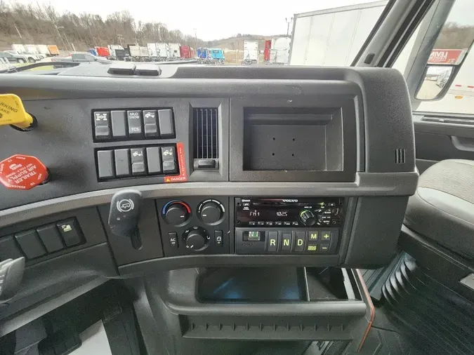 2021 VOLVO VNL64T760