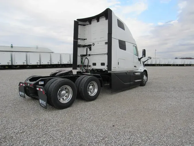 2025 VOLVO VNL860v04