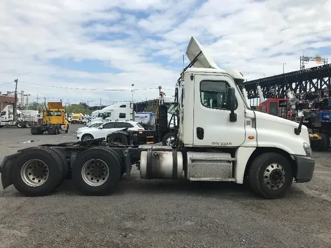 2017 Freightliner X12564ST