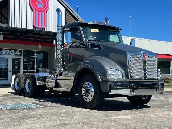 2025 Kenworth T880