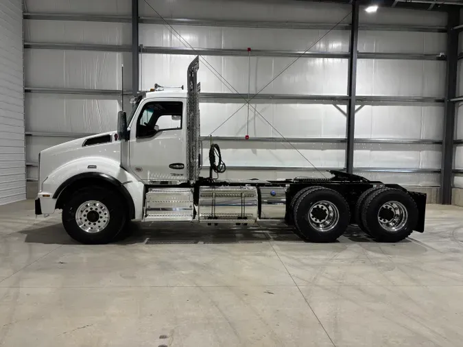 2027 Kenworth T880