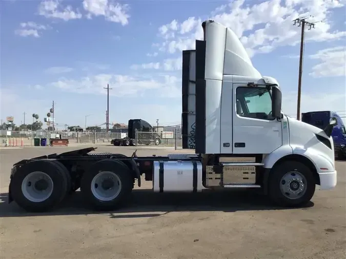 2020 VOLVO VNR300