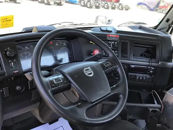 2020 VOLVO VNR300