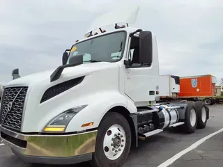 2020 VOLVO VNL64T-300