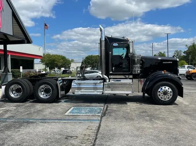 2025 Kenworth W900