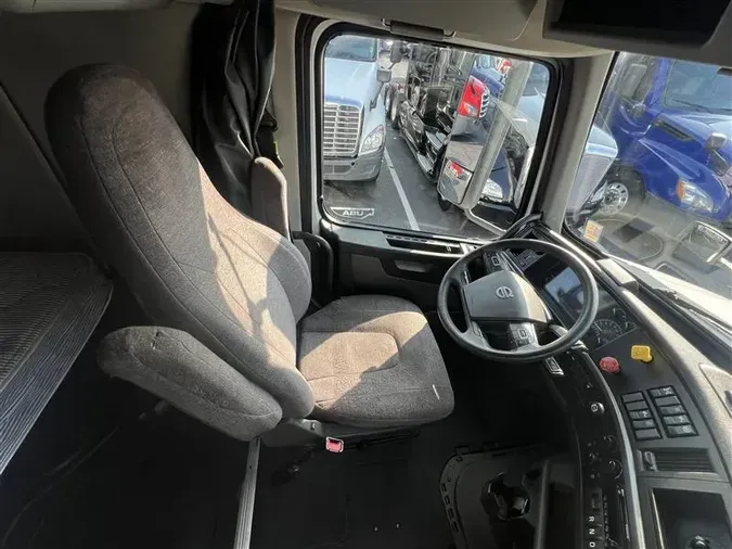 2019 VOLVO VNL760