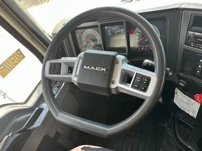 2022 MACK GR64F