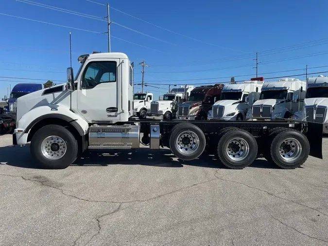 2025 Kenworth T880