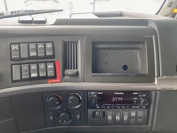 2023 Volvo VNR64T400