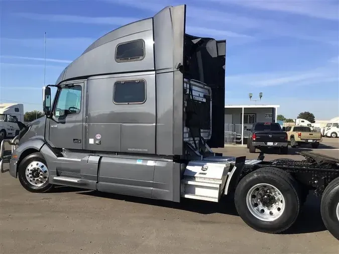 2021 VOLVO VNL860