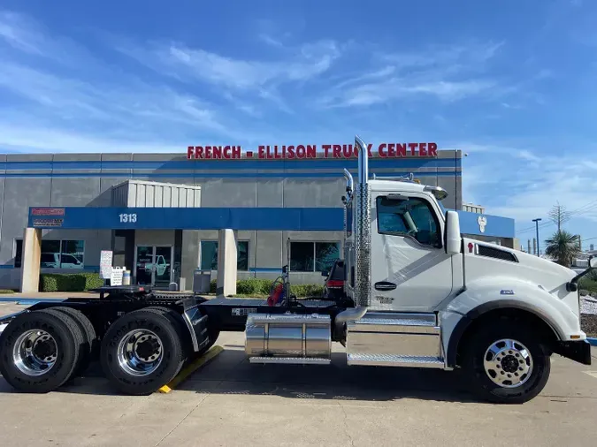 2025 Kenworth T880