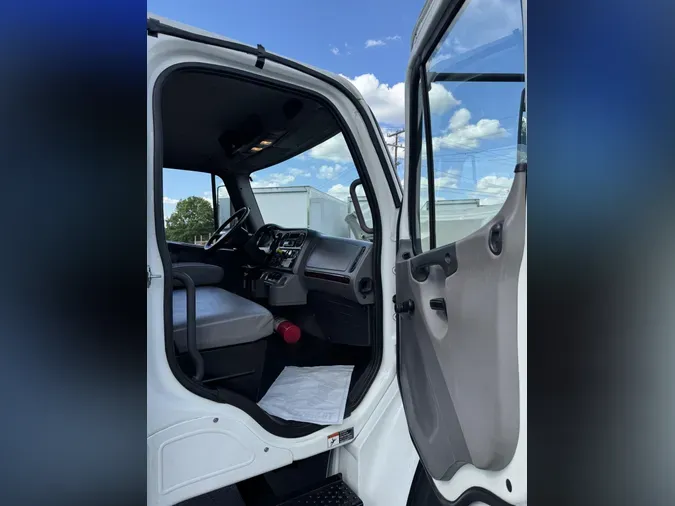 2018 Freightliner Business Class M2 106