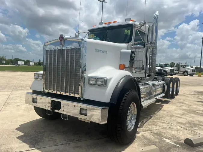 2025 Kenworth W900B