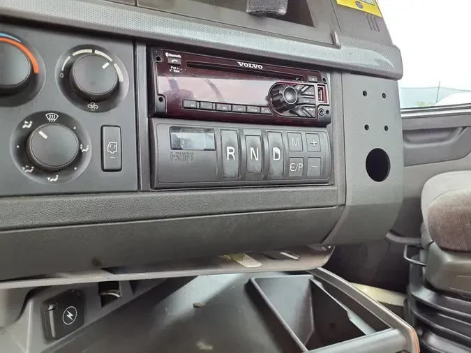 2019 VOLVO VNL64T-300