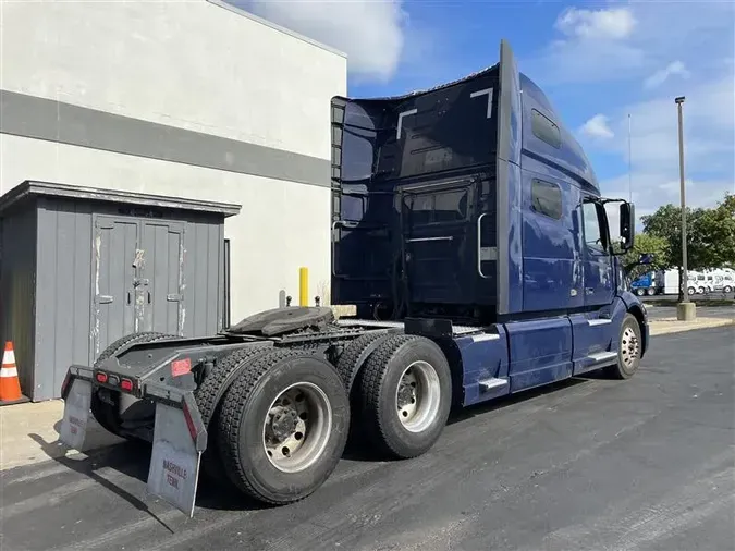 2021 VOLVO VNL760