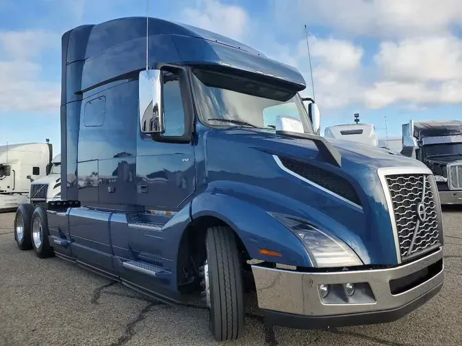 2025 VOLVO VNL64T740