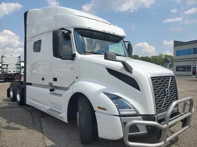2022 VOLVO VNL64T740