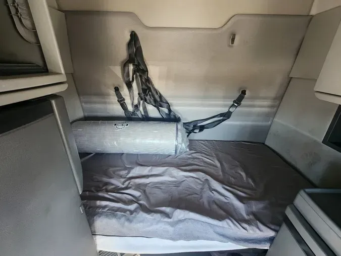 2021 VOLVO VNR64T640