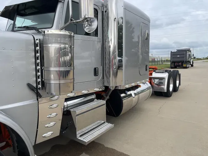 2022 Peterbilt 389
