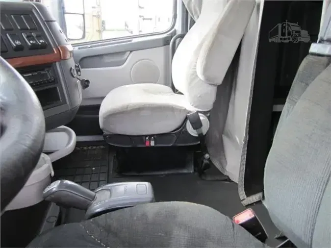 2011 VOLVO VNL64T670