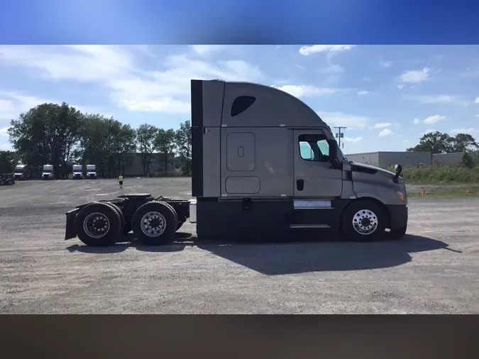 2021 Freightliner Cascadia 126