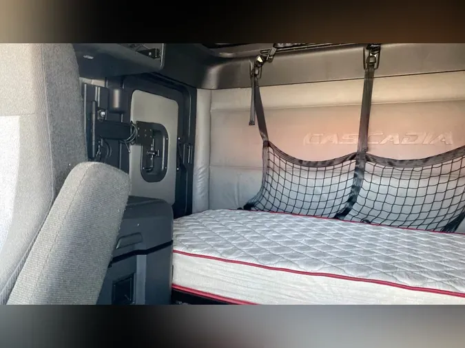 2022 Freightliner Cascadia 126