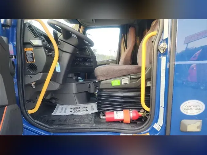 2021 VOLVO VNR64T640