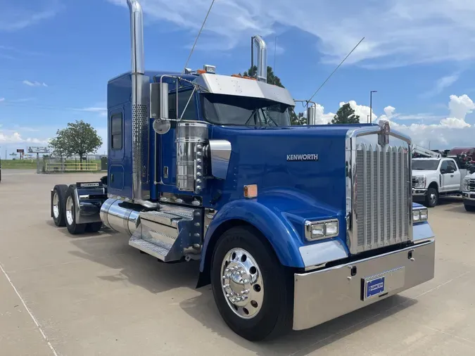 2022 Kenworth W900