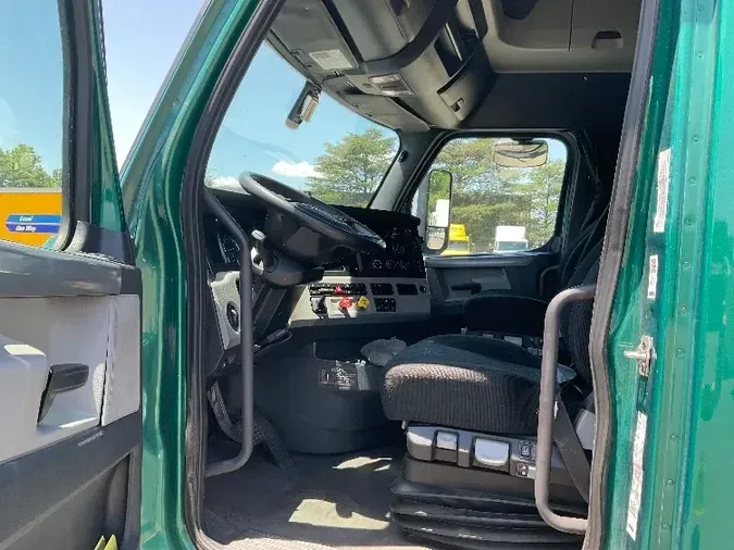 2018 Freightliner T12664ST