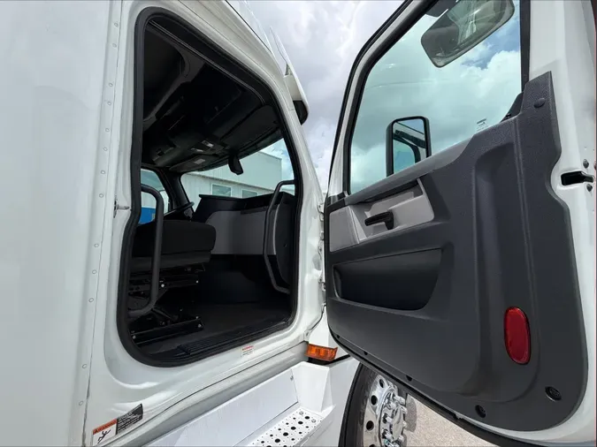 2020 Freightliner Cascadia 126
