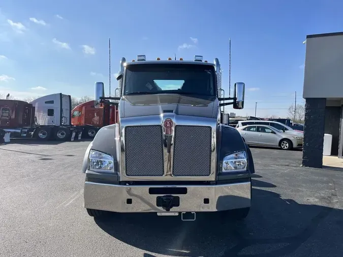 2025 Kenworth T880