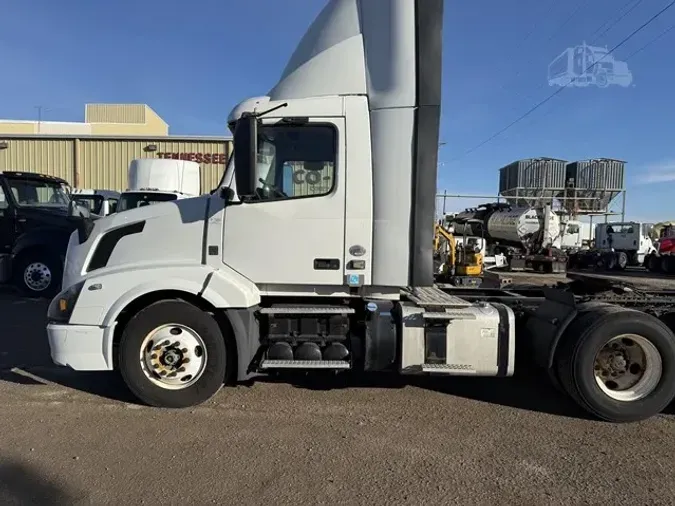 2018 VOLVO VNR64T300