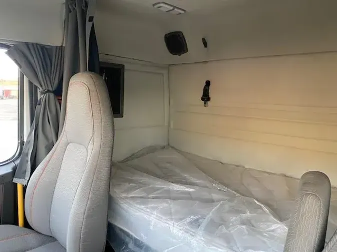 2023 Volvo VNR64T400