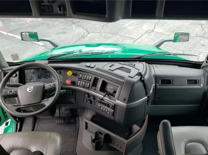 2019 VOLVO VNL860