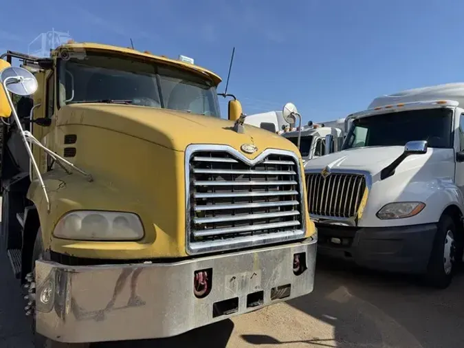 2001 MACK VISION CX613