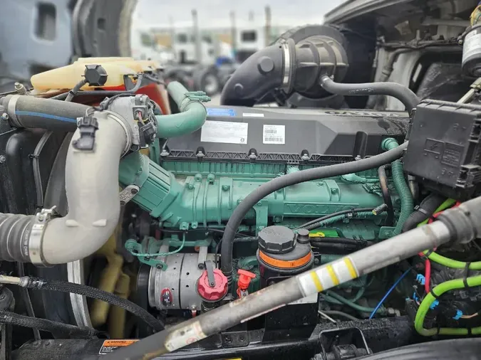 2022 VOLVO VNL64T760