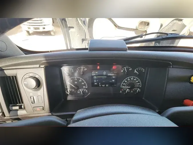 2022 VOLVO VNL740