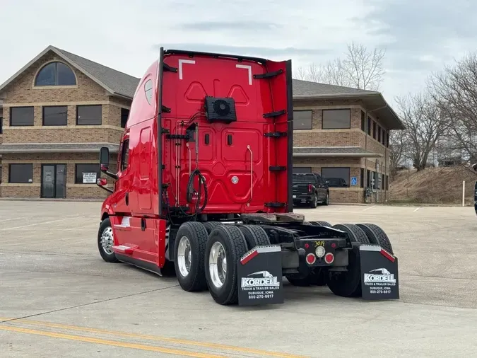 2023 FREIGHTLINER Cascadia 126