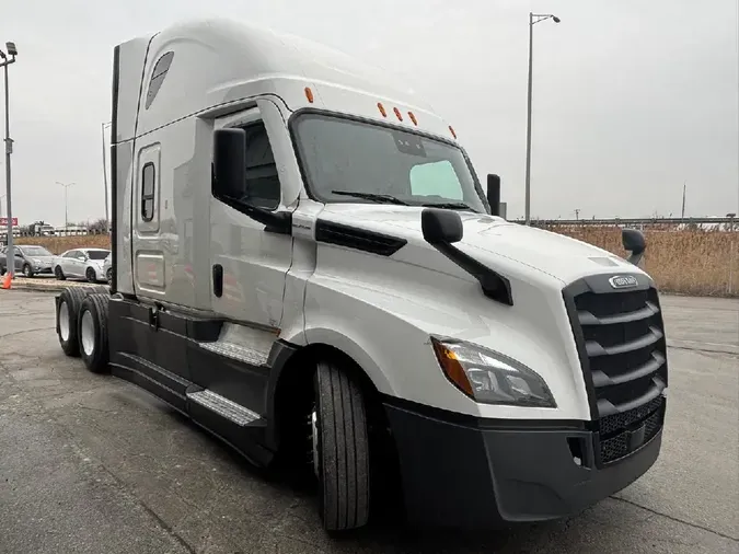 2021 FREIGHTLINER Cascadia 126