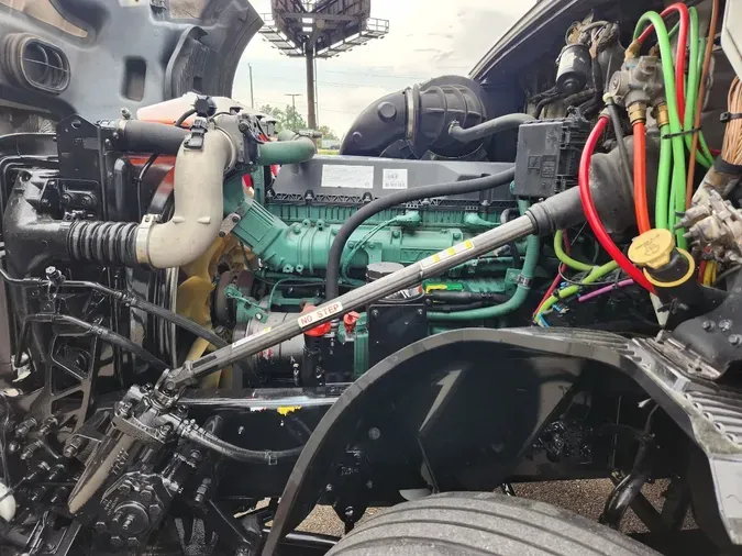 2022 VOLVO VNL64T760