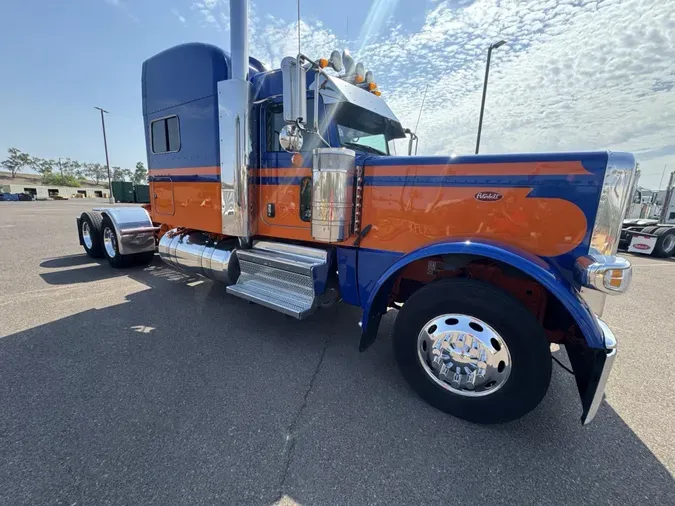 2023 Peterbilt 389
