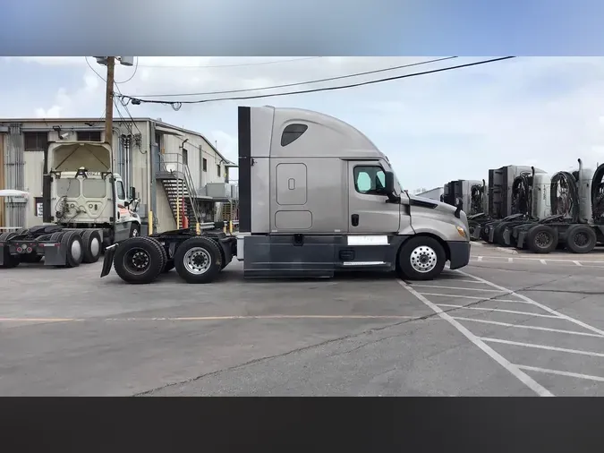 2021 Freightliner Cascadia 126