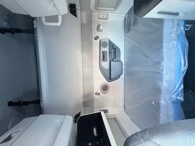 2027 VOLVO TRUCK VNR64T