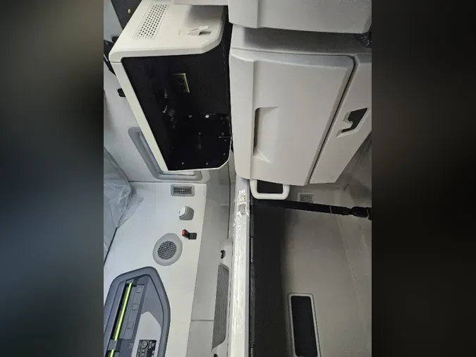 2025 VOLVO VNL64TV04