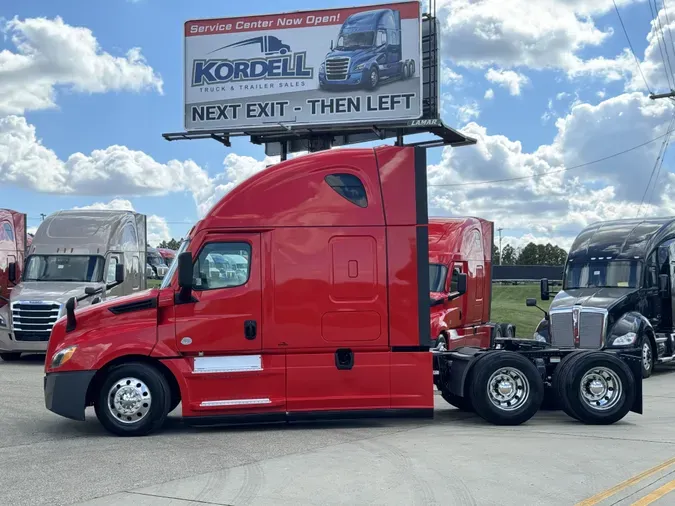 2021 FREIGHTLINER Cascadia 126