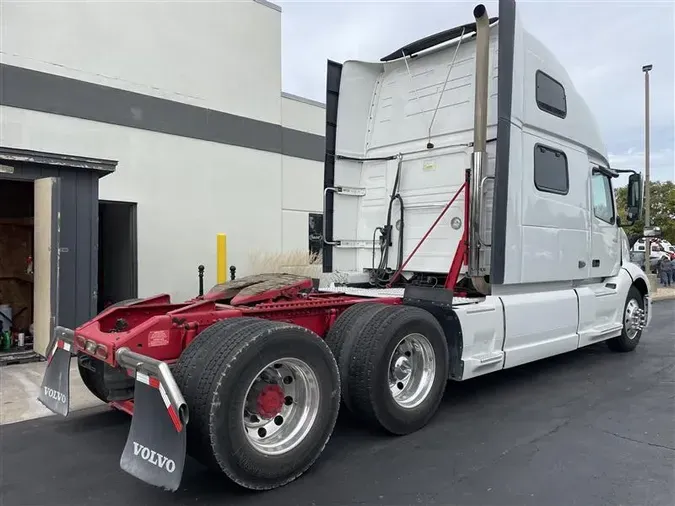 2020 VOLVO VNL860